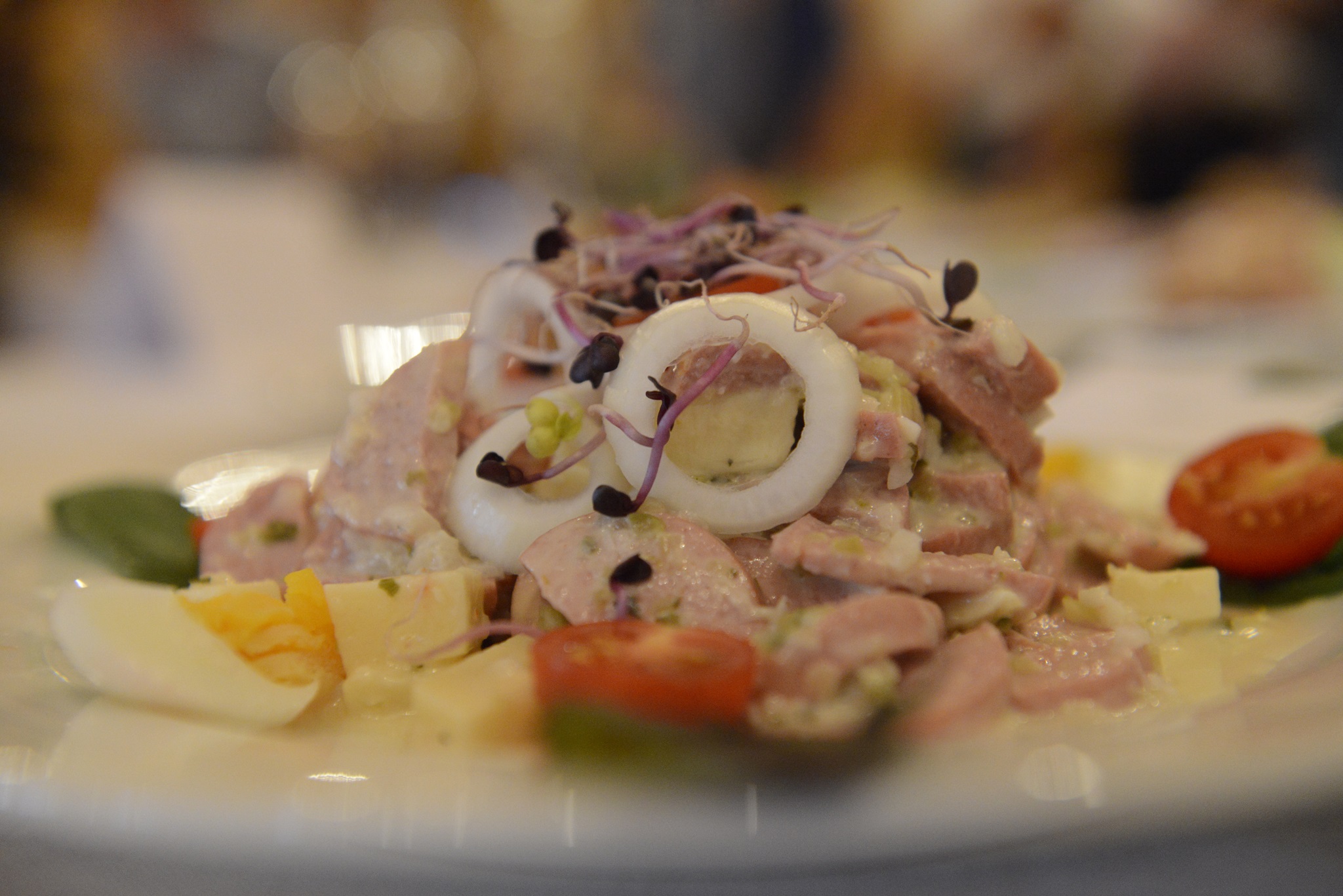 Kreativ angerichteter Wurstsalat auf einem Teller